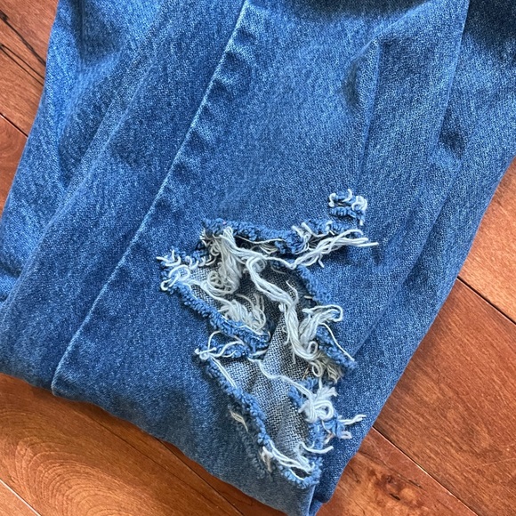 Distressed Men’s Wranglers - Picture 2 of 4